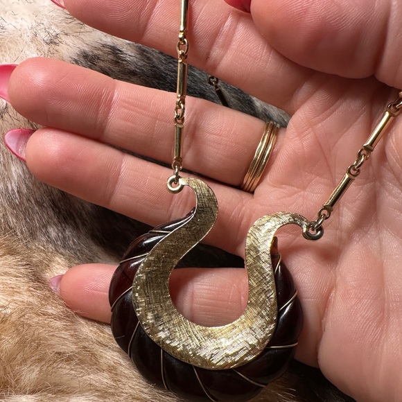 70's Sarah Coventry Gold Tone Amber Pendant Necklace - Picture 4 of 5